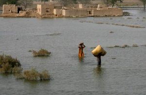 پاکستان: وزیراعظم کی عوام سے سیلاب زدگان کوکمبل اوربچّوں کی خوراک عطیہ کرنے کی اپیل