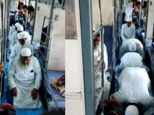 بھارت؛ ٹرین میں نماز پڑھنے پر مسافروں پر مقدمہ