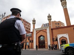 برطانیہ میں امیگریشن کریک ڈاؤن آپریشن میں مساجد کی تلاشی کا سلسلہ تیز